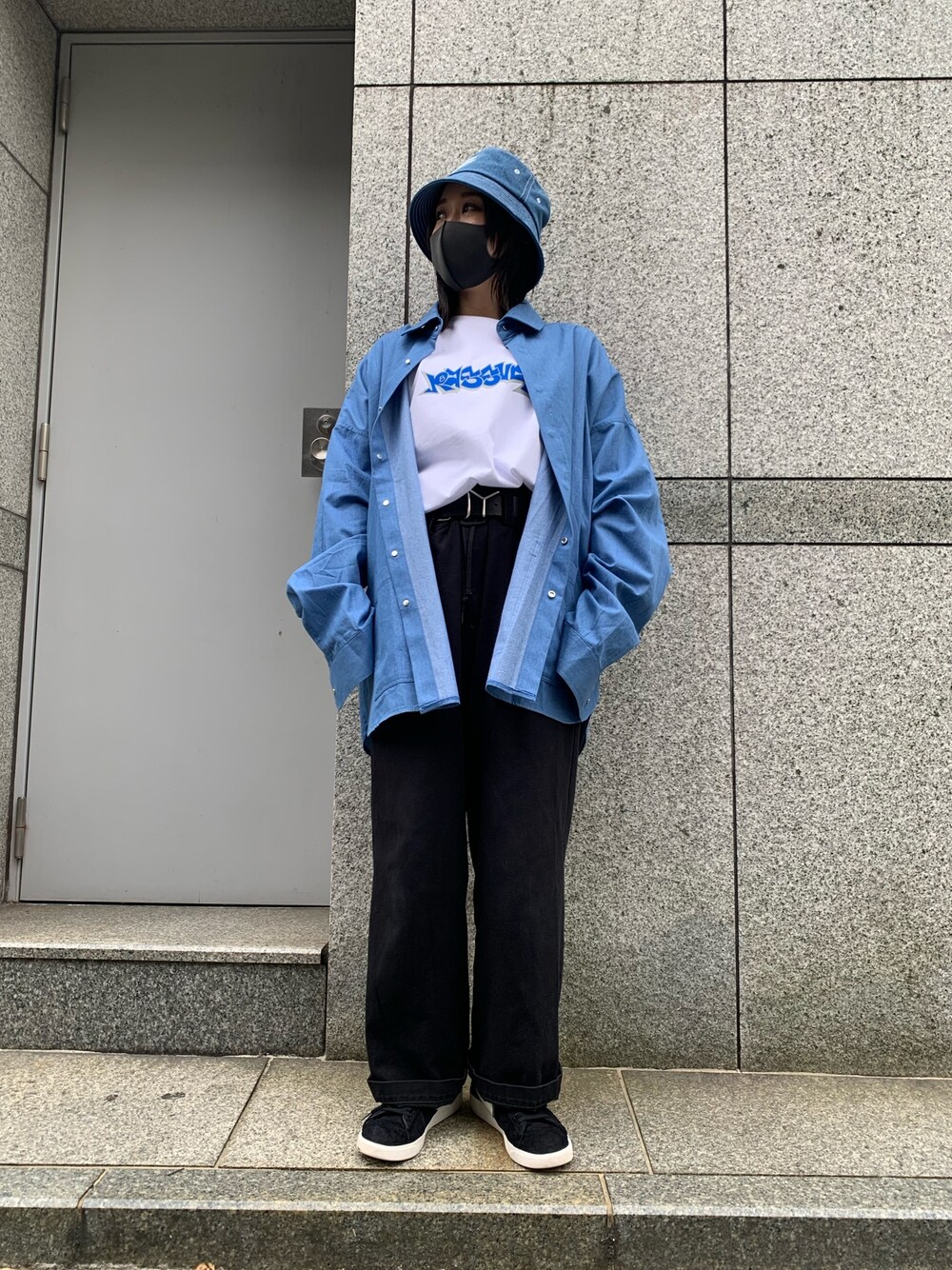 ホワイト系のTシャツ/カットソー、ブルー系のシャツ/ブラウス、ブルー系のシャツ/ブラウスを着用したレディースの春コーディネートの1枚目の写真