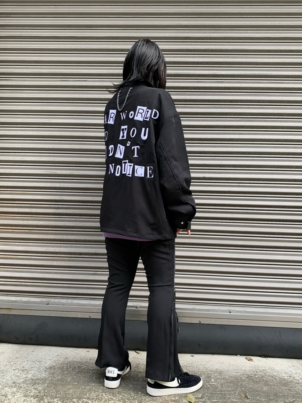 「ブラック、スラックス、刺繍、オールブラック、スニーカーコーデ、春コーデ、パンク」｜「DANKE SCHONのDankeSchon/ダンケシェーン/サイドジップスラックス（スラックス、ブラック系）」を使った、ゆうさん（レディース・157cm）の春コーディネートの1枚目の写真