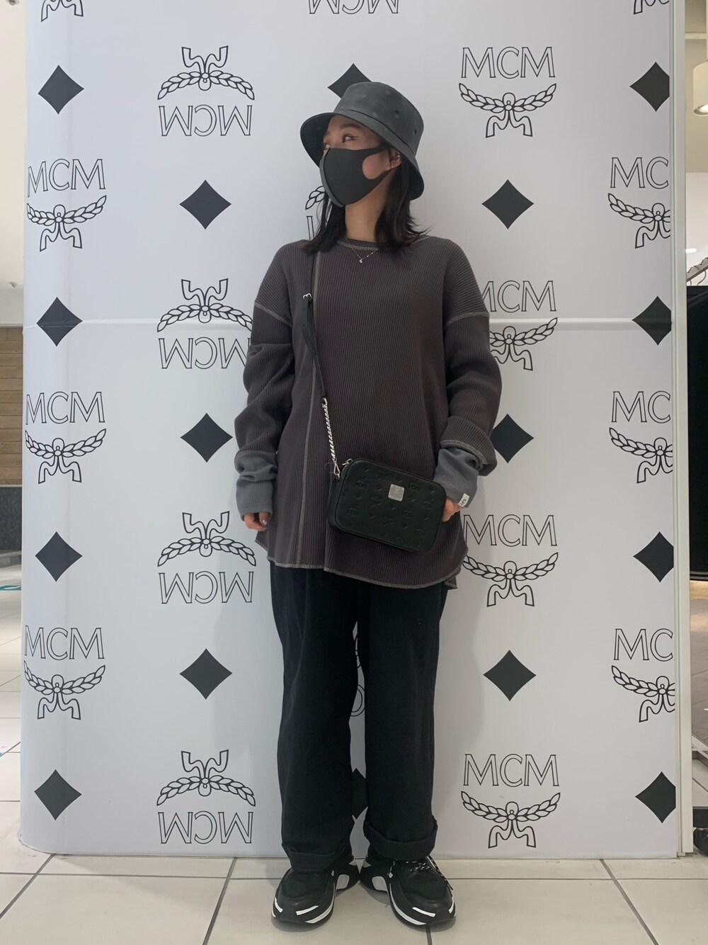 「スニーカー、ワントーンコーデ、ショルダーバッグ、オールブラック、ロンT、MCM、スニーカーコーデ、バケットハット、ゆるコーデ、ダッドスニーカー」｜「MCMのMCM/エムシーエム/HAT/バケットハット（ハット、ブラック系）」を使った、ゆうさん（レディース・157cm）の春コーディネートの1枚目の写真