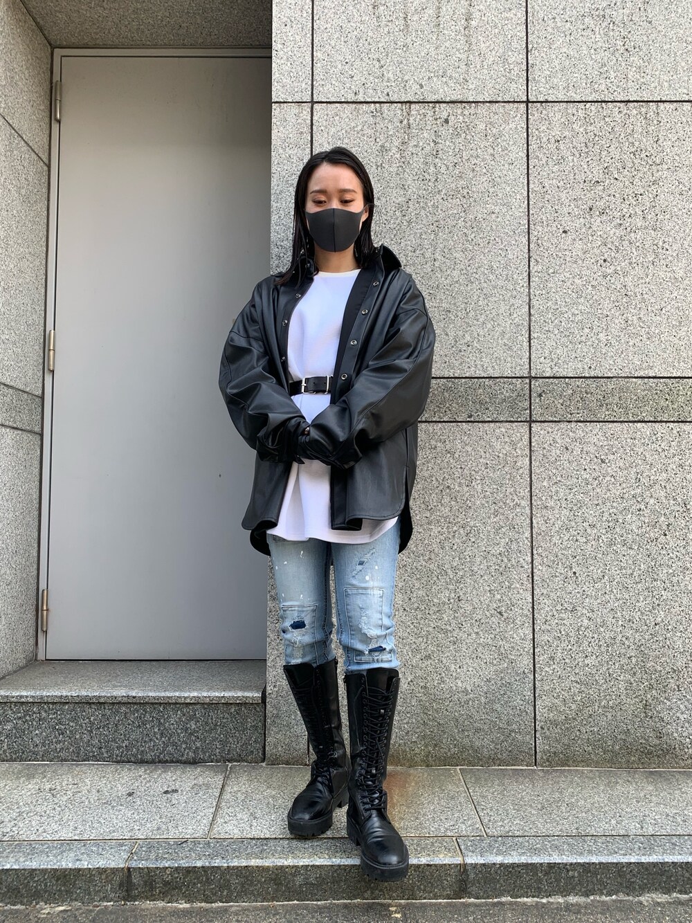 「ブーツ、レザー、ロンT、ウエストマーク、ブーツイン、スキニーデニム、シンプルコーデ、春コーデ、白Tシャツ、レザーシャツ」｜「DANKE SCHONのDankeSchon/ダンケシェーン/サーマルロングスリーブTシャツ（Tシャツ/カットソー、ホワイト系）」を使った、ゆうさん（レディース・157cm）の春コーディネートの1枚目の写真