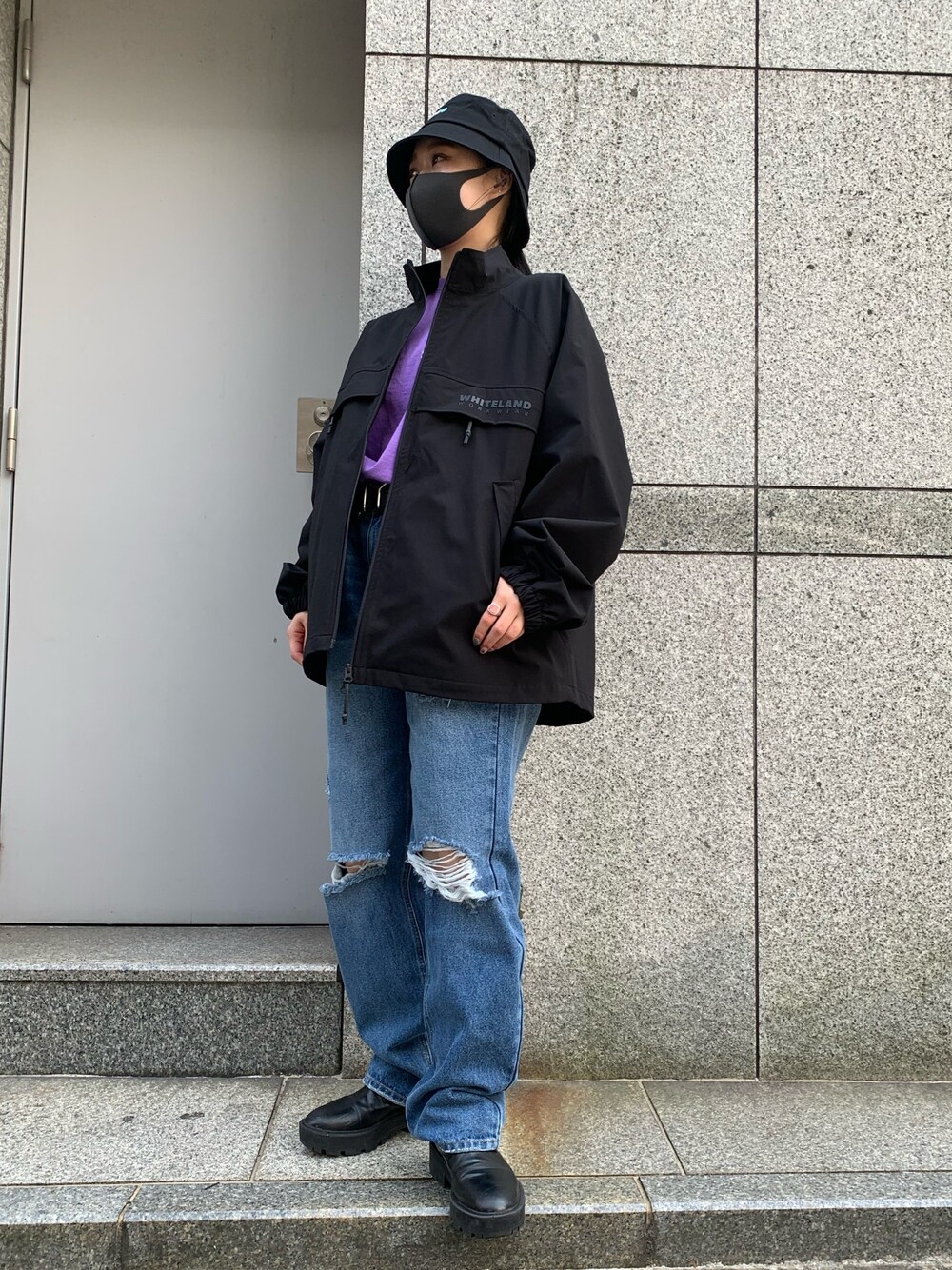 「Tシャツ、オーバーサイズ、デニムパンツ、タックイン、ワークジャケット、春コーデ、バケットハット、ゆるコーデ、Tシャツ×デニム」｜「KaneZのKaneZ/ケインズ/バケットハット/Chaos Hat（ハット、ブラック系）」を使った、ゆうさん（レディース・157cm）の春コーディネートの1枚目の写真
