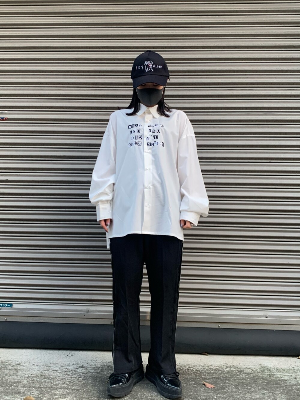 「スニーカー、白シャツ、キャップ、スラックス、モノトーン、春コーデ、シャツスタイル、韓国ファッション」｜「AZS TOKYOのAZS TOKYO/アザストーキョー/クライアローンキャップ/CRY ALONE CAP（キャップ、ブラック系）」を使った、ゆうさん（レディース・157cm）の春コーディネートの1枚目の写真