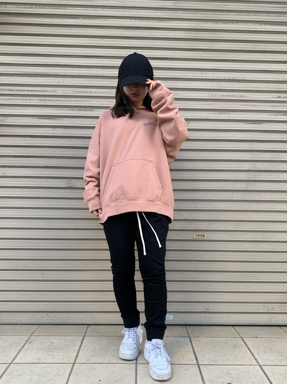 「スニーカー、ピンク、キャップ、パーカー、ストリート、オーバーサイズ、春コーデ、ゆるコーデ、くすみカラー」｜「Y-3のアイテム（キャップ、ブラック系）」を使った、ゆうさん（レディース・157cm）の春コーディネートの1枚目の写真