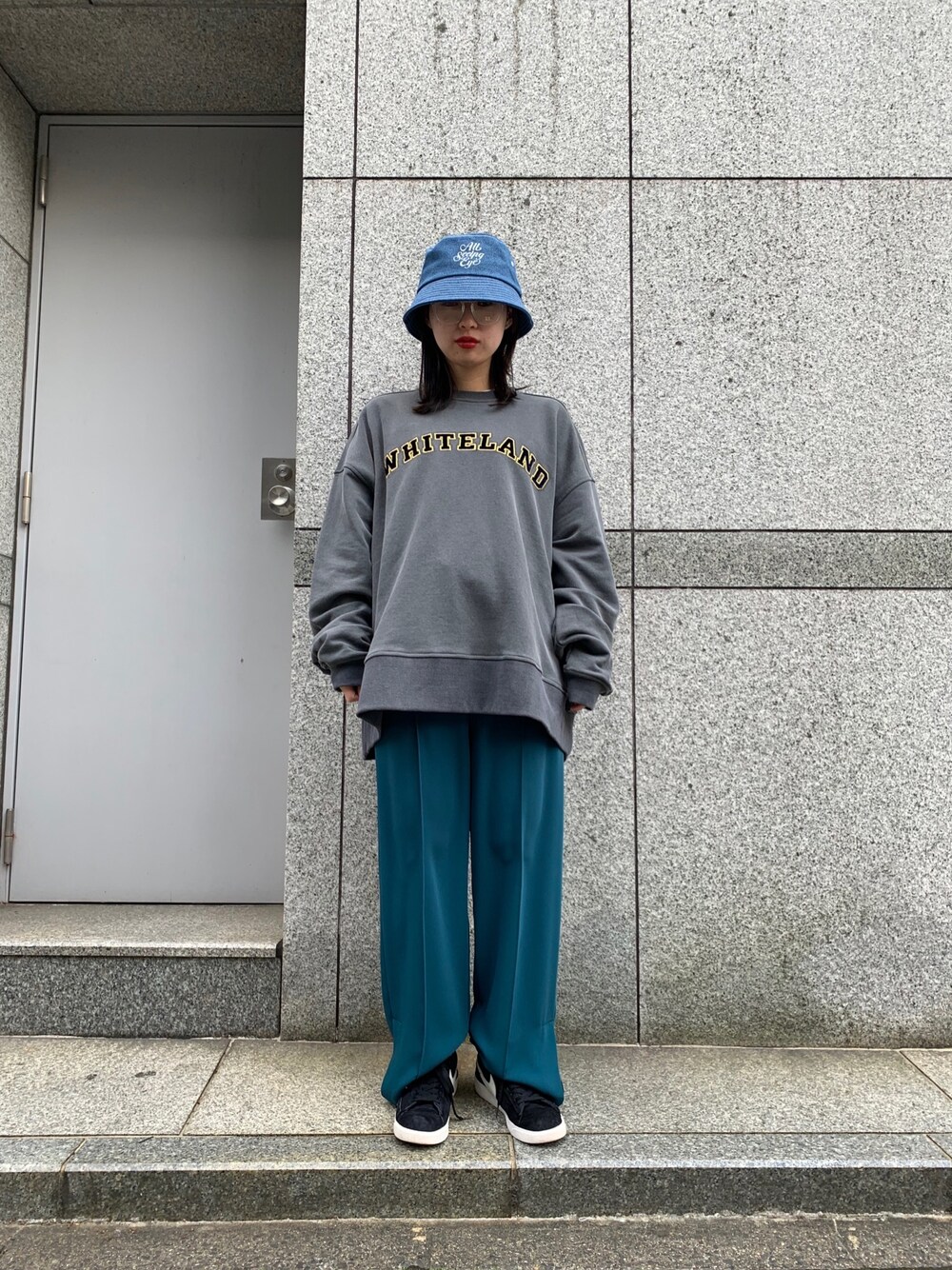 「スウェット、グリーン、カラーパンツ、めがね、スラックス、春コーデ、バケットハット、クリアメガネ、主役はカラーパンツ」｜「KaneZのKaneZ/ケインズ/ALL SEEING EYE HAT/バケットハット（ハット、ブルー系）」を使った、ゆうさん（レディース・157cm）の春コーディネートの1枚目の写真