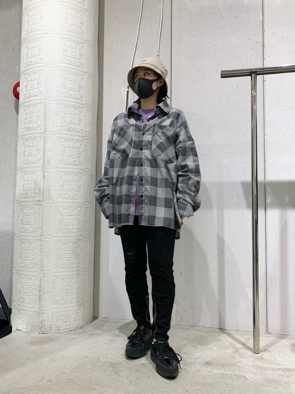 「チェック、チェックシャツ、ベージュ、ネイビー、オーバーサイズ、スキニーデニム、ダメージデニムパンツ、春コーデ、バケットハット、パンツコーデ」｜「KaneZのKaneZ/ケインズ/バケットハット/Chaos Hat（ハット、ベージュ系）」を使った、ゆうさん（レディース・157cm）の春コーディネートの1枚目の写真