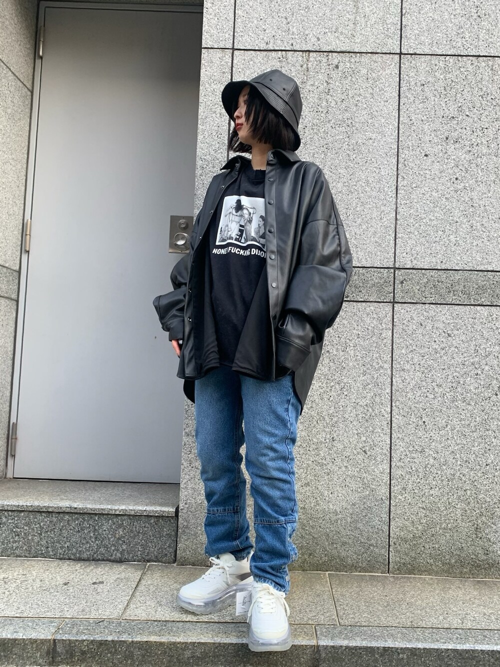 「デニム、レザージャケット、Tシャツ、デニムパンツ、白スニーカー、春コーデ、バケットハット、Tシャツ×デニム」｜「honeyhuckingdijonのアイテム（ハット、ブラック系）」を使った、ゆうさん（レディース・157cm）の春コーディネートの1枚目の写真