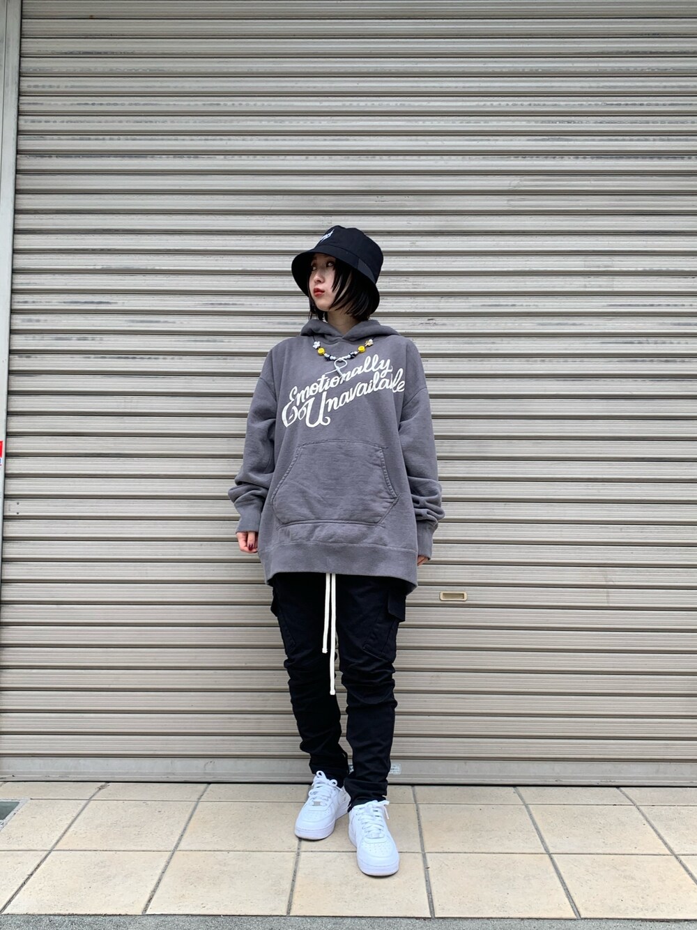 「スニーカー、ストリート、モノトーン、オーバーサイズ、カーゴパンツ、白スニーカー、春コーデ、バケットハット、バックプリント、ゆるコーデ」｜「AZS TOKYOのAZS TOKYO/アザストーキョー/"THRASH METAL" LOGO BUCKET (BLACKxWHITE)（ハット、ブラック系）」を使った、ゆうさん（レディース・157cm）の春コーディネートの1枚目の写真
