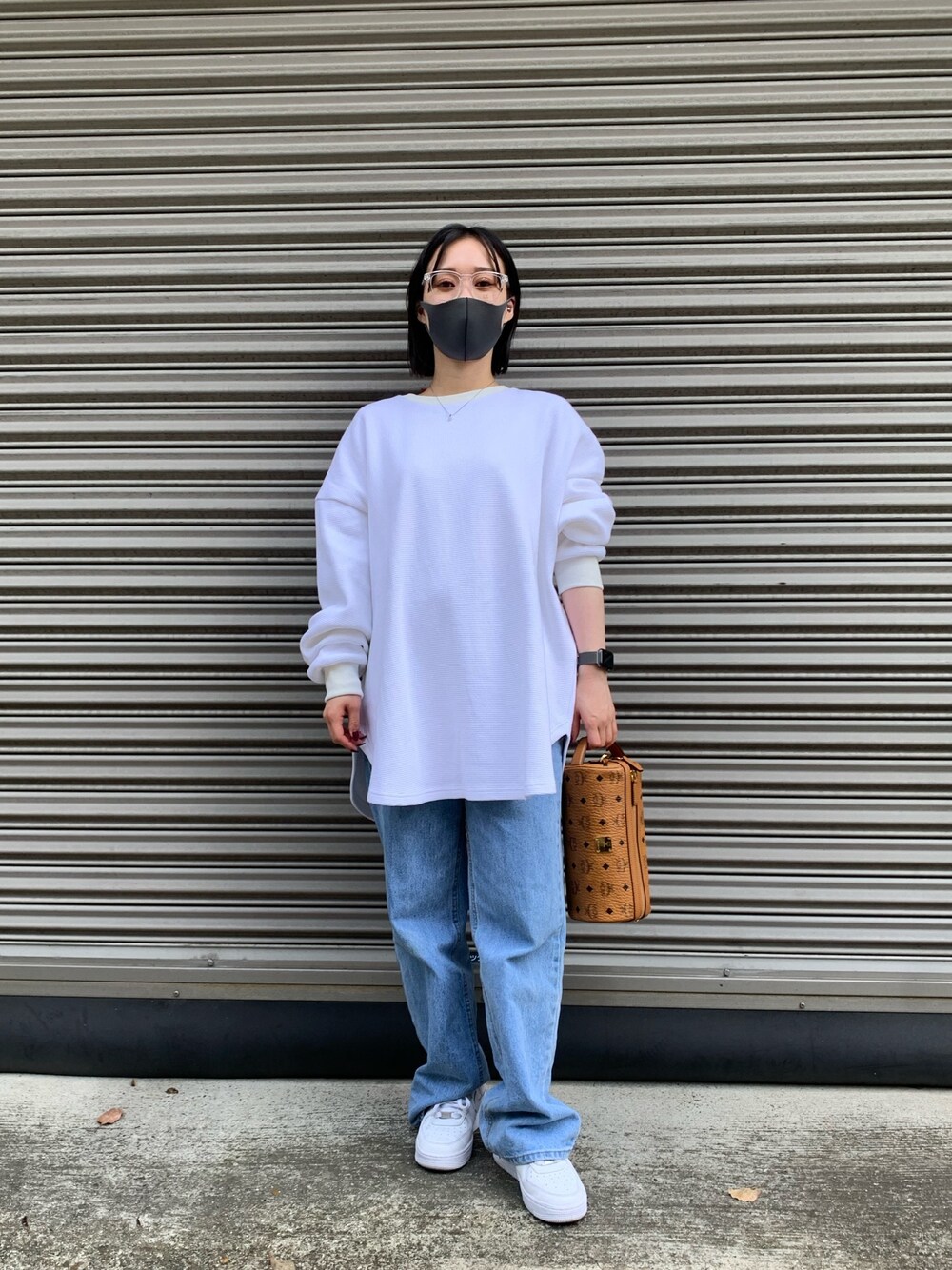 「デニム、ロンT、オーバーサイズ、大人カジュアル、白スニーカー、休日コーデ、ビックシルエット、春コーデ、白Tシャツ、クリアメガネ」｜「WHITELANDのWHITELAND/ホワイトランド/クリアサングラス（メガネ、その他）」を使った、ゆうさん（レディース・157cm）の春コーディネートの1枚目の写真