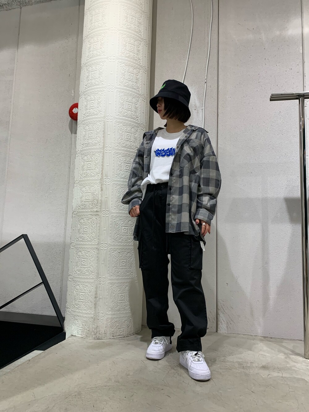 「チェック、ロゴT、Tシャツ、ストリート、モノトーン、白スニーカー、タックイン、パンツスタイル、バケットハット、ゆるコーデ」｜「AZS TOKYOのAZS TOKYO/アザストーキョー/"THRASH METAL" LOGO BUCKET (BLACKxNEON)（ハット、ブラック系）」を使った、ゆうさん（レディース・157cm）の春コーディネートの1枚目の写真