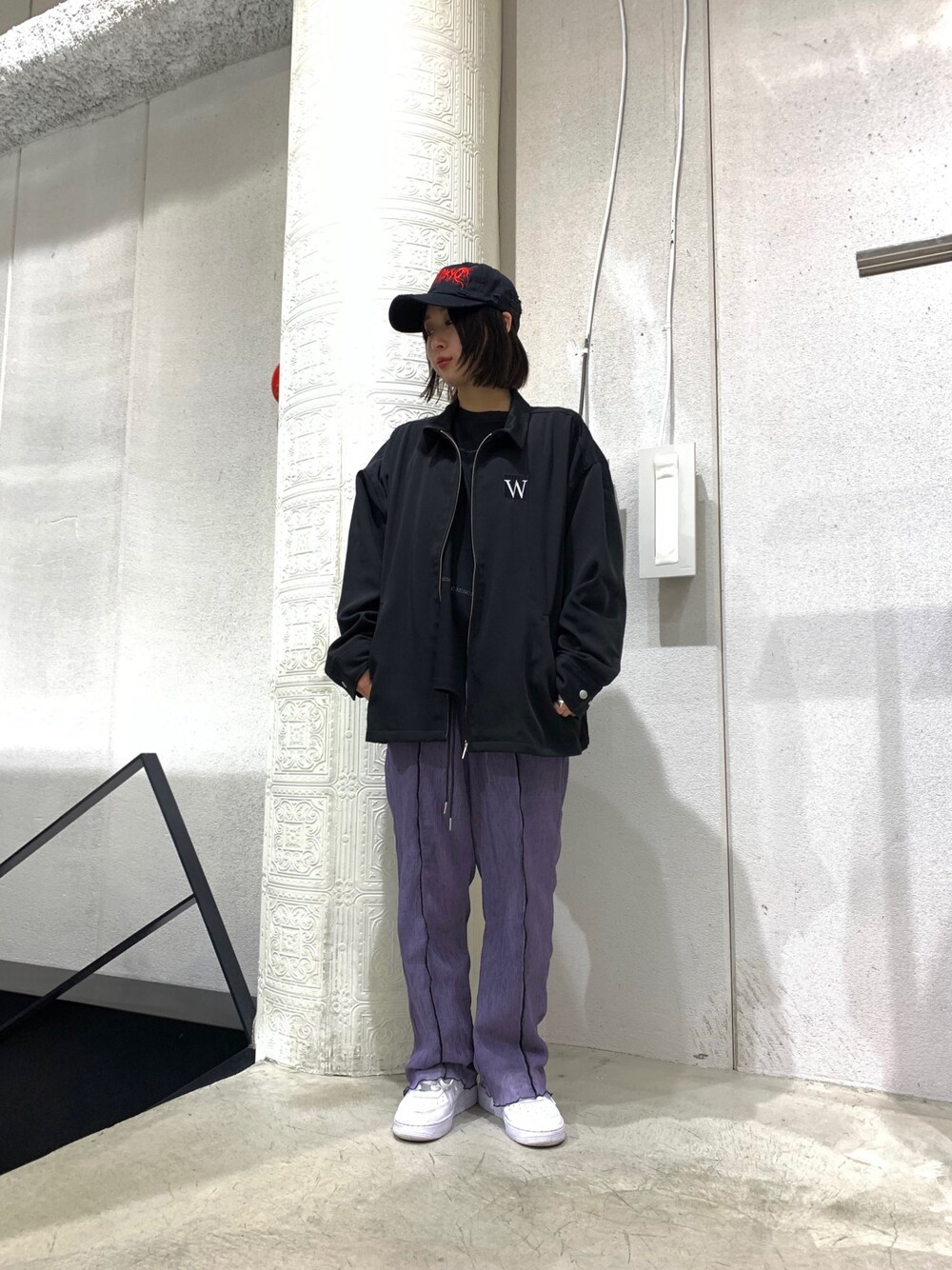 「ブルゾン、カラーパンツ、キャップ、ロンT、白スニーカー、春コーデ、韓国ファッション、メロウ」｜「AZS TOKYOのAZS TOKYO/アザストーキョー/"DARK METAL" LOGO DISTRESSED CAP（キャップ、ブラック系）」を使った、ゆうさん（レディース・157cm）の春コーディネートの1枚目の写真