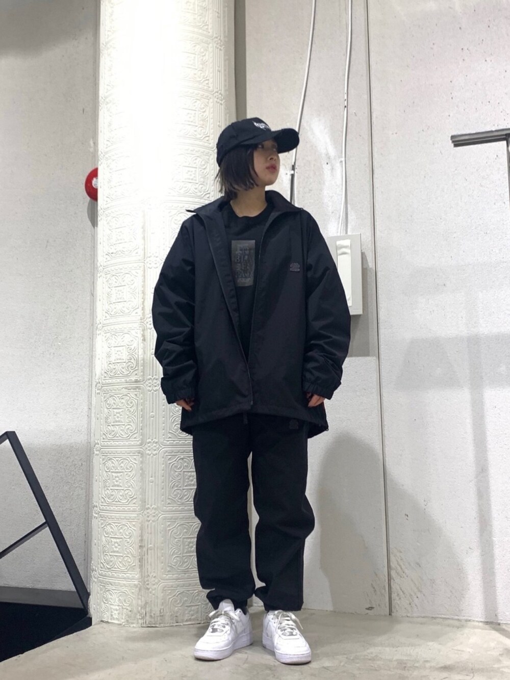 「ブラック、キャップ、Tシャツ、ブラックコーデ、ストリート、白スニーカー、ナイロンジャケット、タックイン、ナイロンパンツ、blackeyepatch」｜「AZS TOKYOのAZS TOKYO/アザストーキョー/"THRASH METAL" LOGO DISTRESSED CAP (BLACKxWHITE)（キャップ、ブラック系）」を使った、ゆうさん（レディース・157cm）の春コーディネートの1枚目の写真