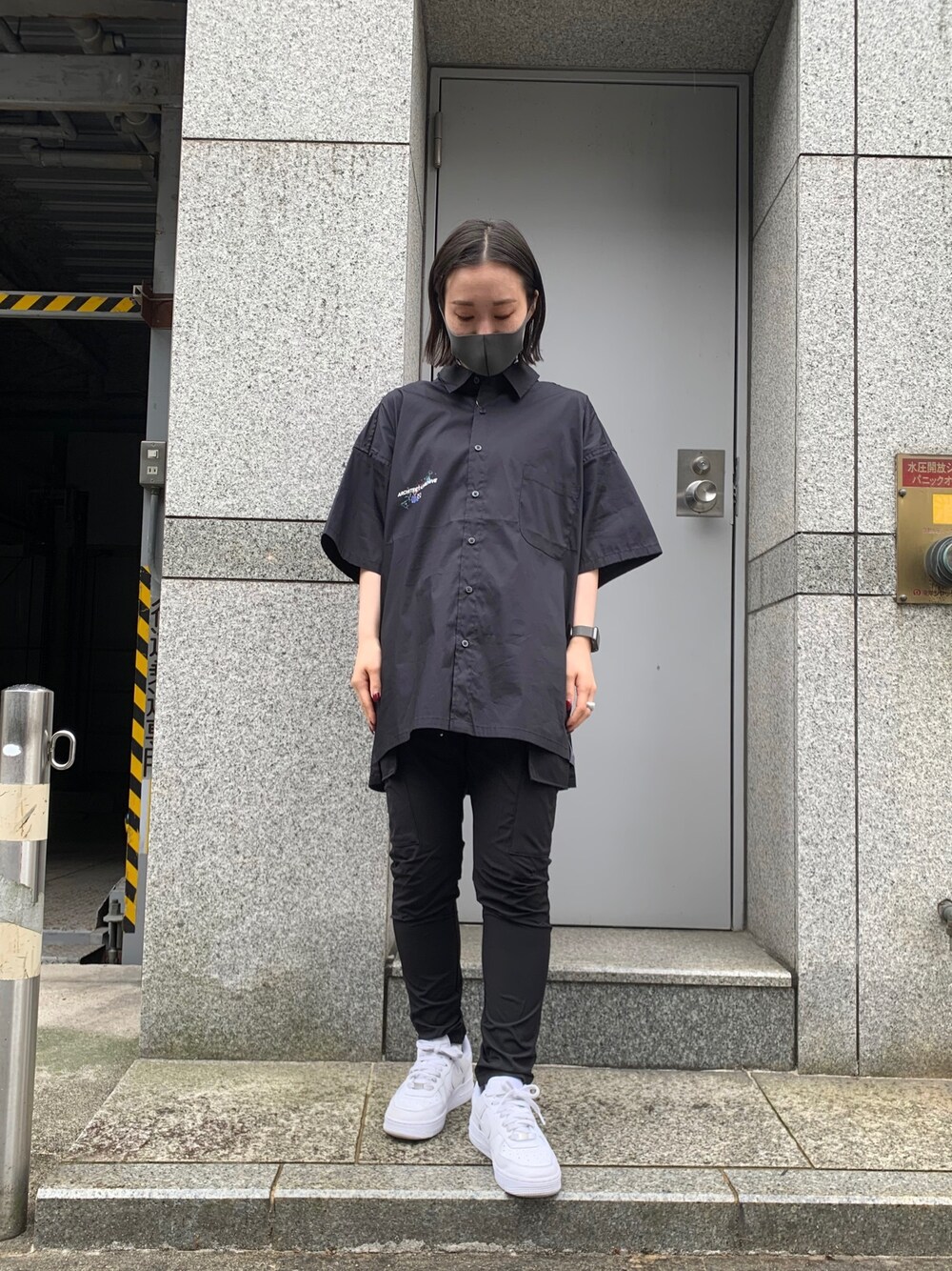 「カーゴパンツ、白スニーカー、黒シャツ、半袖シャツ」｜「A4AのA4A/エーフォーエー/Sound 半袖シャツ（シャツ/ブラウス、ブラック系）」を使った、ゆうさん（レディース・157cm）の春コーディネートの1枚目の写真
