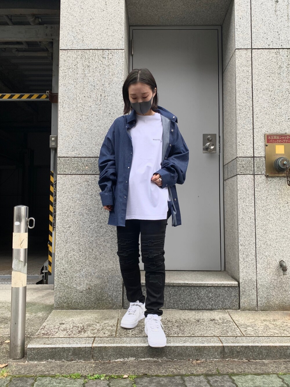 「デニム、カジュアル、白スニーカー、カラーシャツ、スキニーデニム、春コーデ、シャツスタイル、黒スキニー、白Tシャツ」｜「WHITELANDのWHITELAND/ホワイトランド/ミニロゴTシャツ（Tシャツ/カットソー、ホワイト系）」を使った、ゆうさん（レディース・157cm）の春コーディネートの1枚目の写真