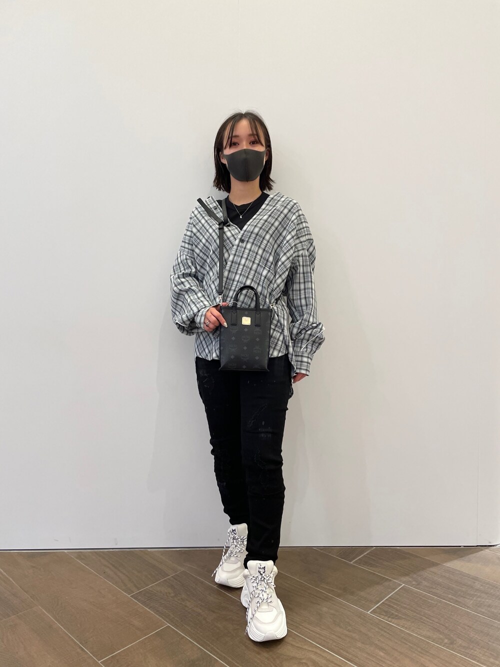 「チェック、スニーカー、チェックシャツ、ショルダーバッグ、ハンドバッグ、MCM、白スニーカー、スキニーデニム、カジュアルコーデ」｜「DANKE SCHONのDankeSchon/ダンケシェーン/パイピングチェックシャツ（シャツ/ブラウス、グレー系）」を使った、ゆうさん（レディース・157cm）の春コーディネートの1枚目の写真