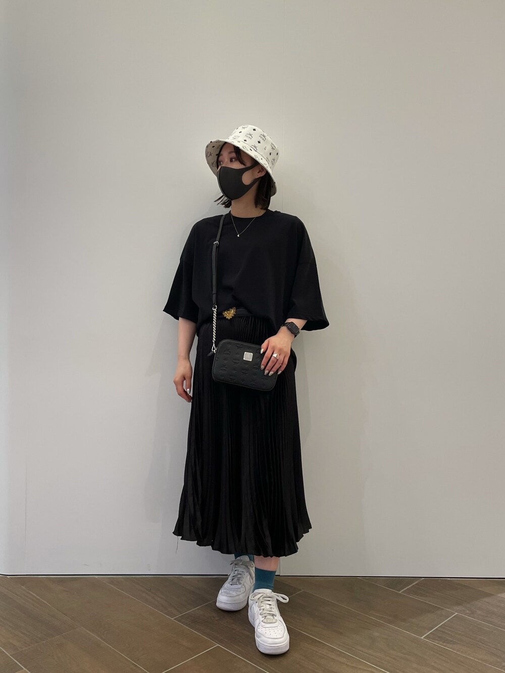 「シンプル、Tシャツ、MCM、ロングスカート、プリーツスカート、モノトーンコーデ、夏コーデ、バケットハット、無地T、黒Tシャツ」｜「MCMのMCM/エムシーエム/モノグラムバケットハット/HAT（ハット、ホワイト系）」を使った、ゆうさん（レディース・157cm）の春コーディネートの1枚目の写真