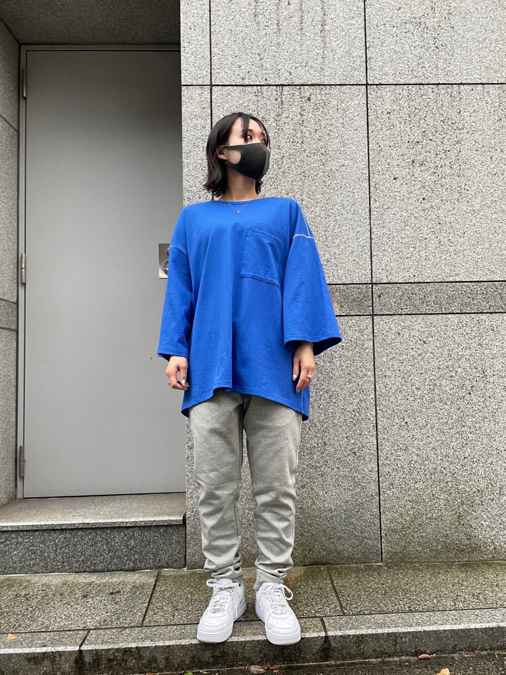 「スウェットパンツ、スウェット、シンプル、ブルー、Tシャツ、オーバーサイズ、メンズライク、ユニセックス、ビックT、ゆるコーデ」｜「DANKE SCHONのDankeSchon/ダンケシェーン/ステッチポケットTシャツ（Tシャツ/カットソー、ブルー系）」を使った、ゆうさん（レディース・157cm）の春コーディネートの1枚目の写真