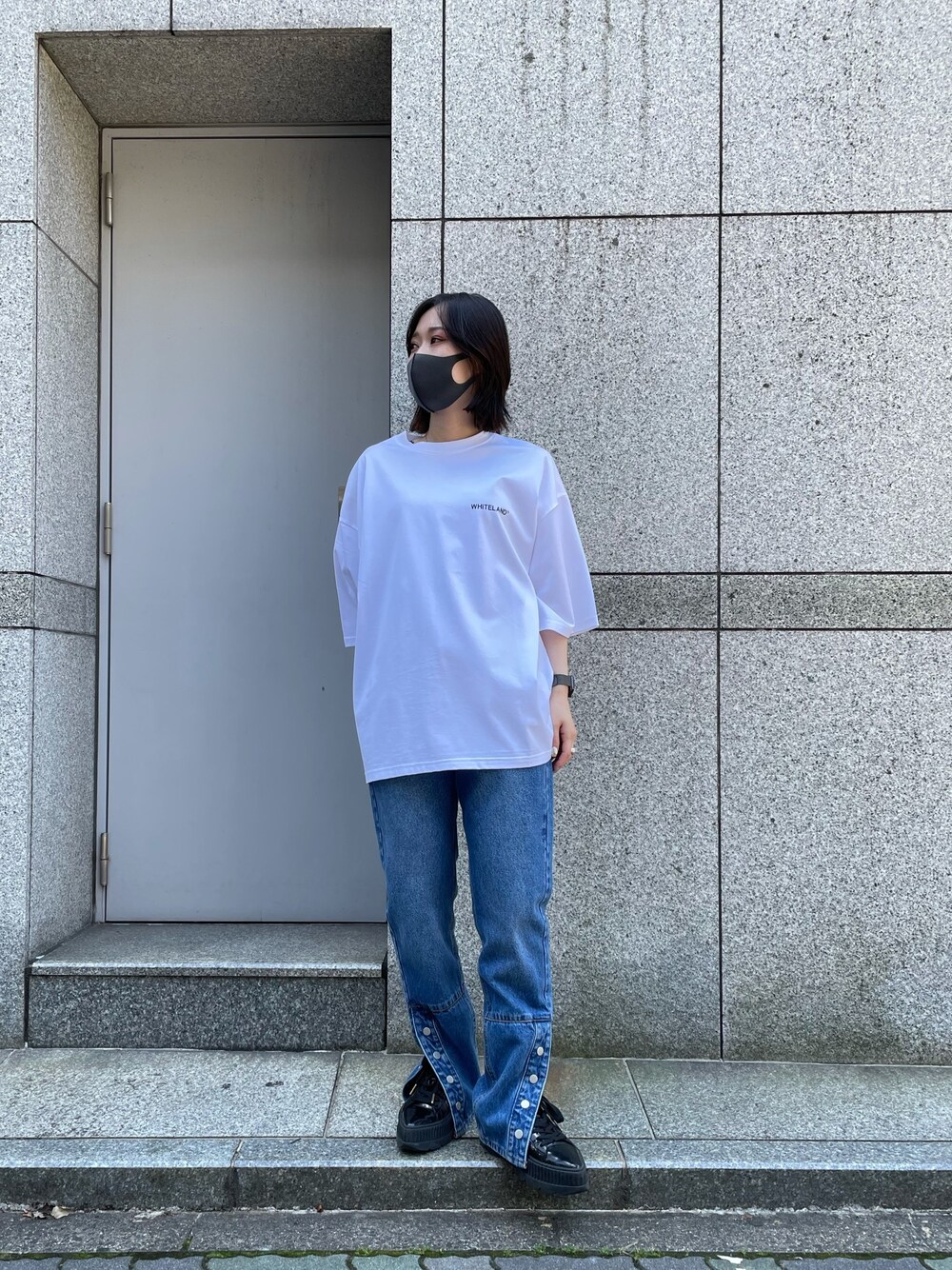 「デニム、シンプル、Tシャツ、デニムパンツ、パンツスタイル、フレアパンツ、シンプルコーデ、夏コーデ、白Tシャツ、ゆるコーデ」｜「WHITELANDのWHITELAND/ホワイトランド/ミニロゴTシャツ（Tシャツ/カットソー、ホワイト系）」を使った、ゆうさん（レディース・157cm）の春コーディネートの1枚目の写真