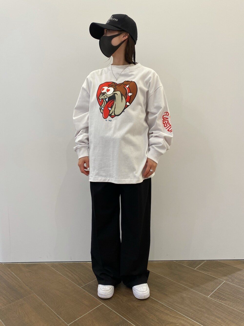 「スニーカー、キャップ、スラックス、ロンT、スニーカーコーデ、メンズライク、プリントT、パンツコーデ」｜「DANKE SCHONのDankeSchon/ダンケシェーン/ワイドスラックスパンツ（スラックス、ブラック系）」を使った、ゆうさん（レディース・157cm）の春コーディネートの1枚目の写真