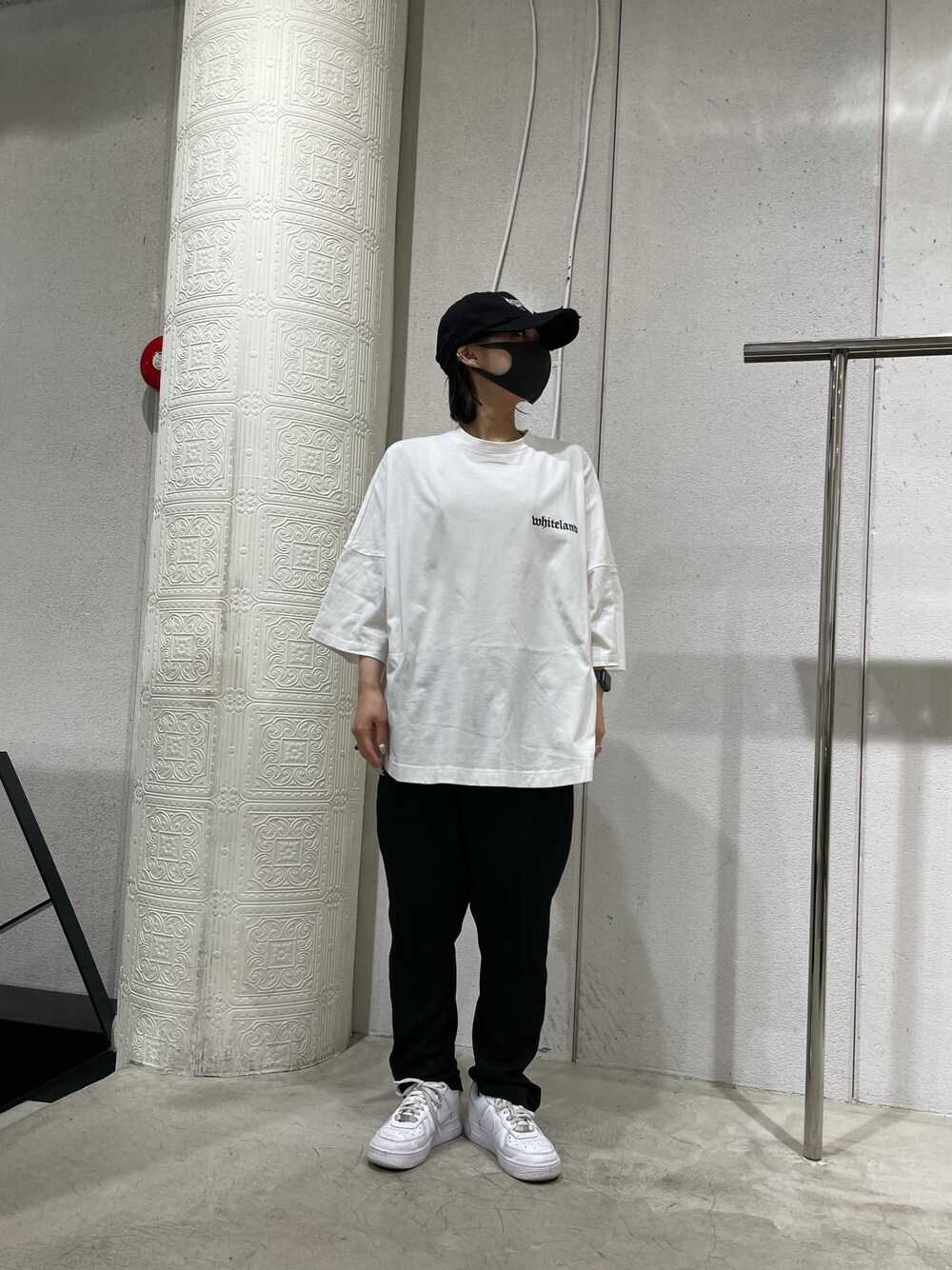 「キャップ、Tシャツ、スラックス、モノトーン、オーバーサイズ、メンズライク、白スニーカー、モノトーンコーデ、白Tシャツ」｜「AZS TOKYOのAZS TOKYO/アザストーキョー/"THRASH METAL" LOGO DISTRESSED CAP (BLACKxWHITE)（キャップ、ブラック系）」を使った、ゆうさん（レディース・157cm）の春コーディネートの1枚目の写真