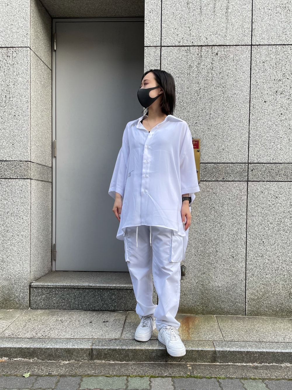 「白シャツ、オーバーサイズ、カーゴパンツ、メンズライク、オールホワイト、シャツスタイル、ゆるコーデ、半袖シャツ、韓国ファッション」｜「DANKE SCHONのDankeSchon/ダンケシェーン/リフレクトスクエアチェーンシャツ（シャツ/ブラウス、ホワイト系）」を使った、ゆうさん（レディース・157cm）の夏コーディネートの1枚目の写真