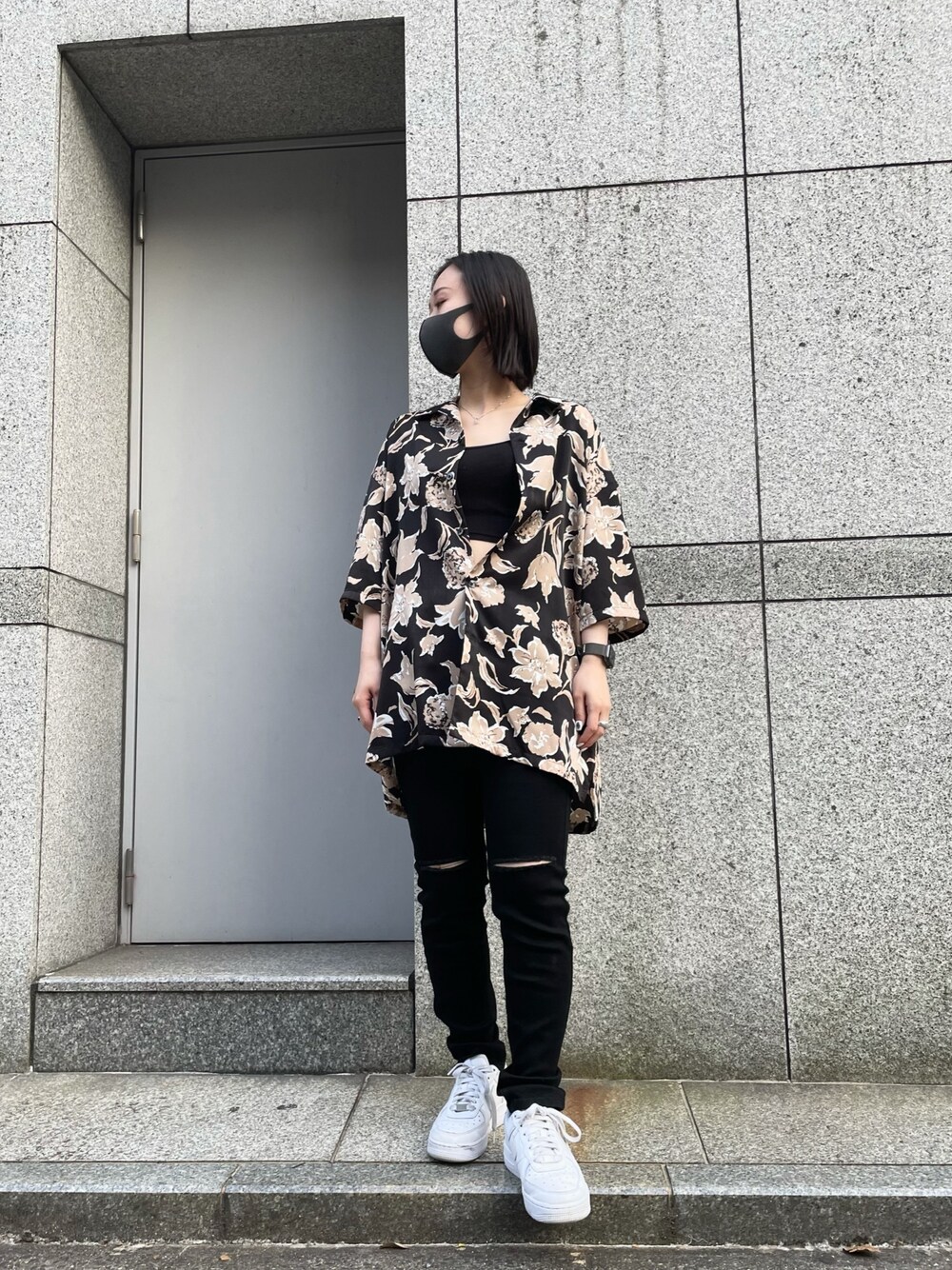 「柄シャツ、オーバーサイズ、メンズライク、パンツスタイル、シャツスタイル、夏コーデ、黒スキニー、半袖シャツ」｜「DANKE SCHONのアイテム（シャツ/ブラウス、ブラック系）」を使った、ゆうさん（レディース・157cm）の夏コーディネートの1枚目の写真