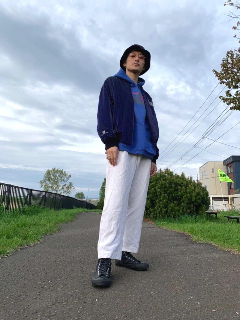 「コンバース、ストリート、春コーディネート、おしゃれさんと繋がりたい、EFFECTOR、EMPORIO ARMANI、古着MIX、古着、高身長、street」｜「EMPORIO ARMANIのアイテム（パンツ、ホワイト系）」を使った、MIYAさん（メンズ・190cm）の春コーディネートの1枚目の写真