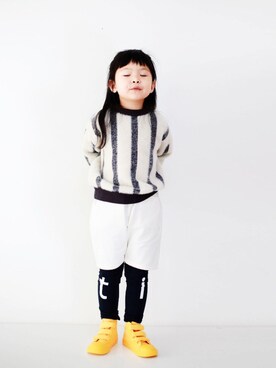 「柠小檬のアイテム（ニット/セーター、グレー系）」を使った、柠小檬さん（キッズ）の秋コーディネート