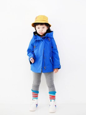 「加拿大鹅のアイテム（マウンテンパーカー、ブルー系）」を使った、柠小檬さん（キッズ）の秋コーディネート