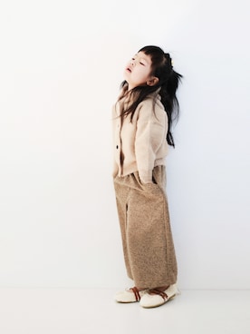 「柠小檬のアイテム（ニット/セーター、ベージュ系）」を使った、柠小檬さん（キッズ）の秋コーディネート