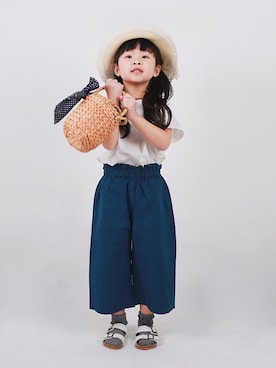 「柠小檬のアイテム（その他パンツ、ブルー系）」を使った、柠小檬さん（キッズ）の春コーディネート