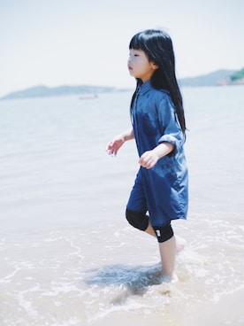 「其他のアイテム（シャツワンピース、ブルー系）」を使った、柠小檬さん（キッズ）の春コーディネート