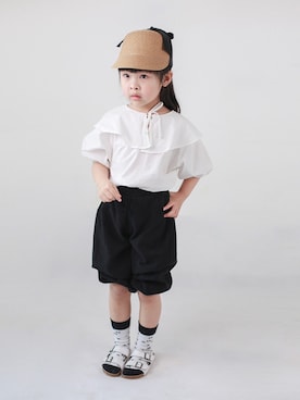 「柠小檬のアイテム（シャツ/ブラウス、ホワイト系）」を使った、柠小檬さん（キッズ）の春コーディネート