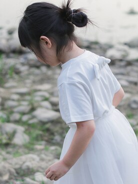 「柠小檬のアイテム（Tシャツ/カットソー、ホワイト系）」を使った、柠小檬さん（キッズ）の春コーディネート