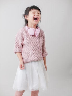 「柠小檬のアイテム（ニット/セーター、ピンク系）」を使った、柠小檬さん（キッズ）の夏コーディネート