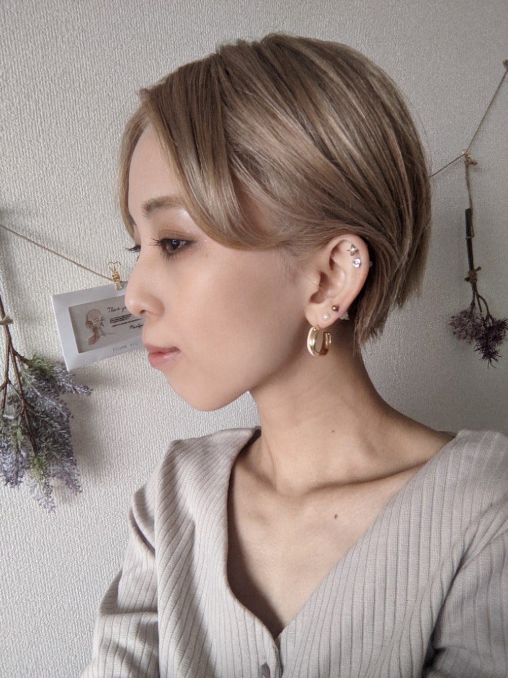 「金髪ショート、ハンサムショート、ショート女子」｜「GUのリブメローカーディガン（カーディガン/ボレロ、ベージュ系）」を使った、あかぴさん（レディース・154cm）の冬コーディネートの1枚目の写真