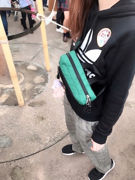 「adidas Originals（アディダスオリジナルス）のADICOLOR HOODIE AY7966/AY7967（パーカー、ブラック系）」を使った、みーさんさん（レディース・161cm）の秋コーディネート