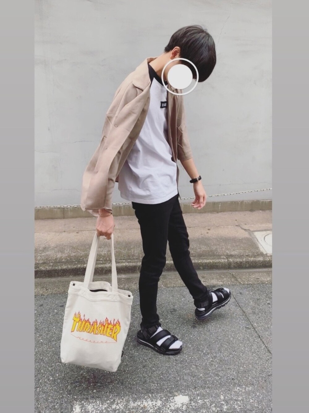 ベージュ系のシャツ/ブラウス、ブラック系のサンダル、ホワイト系のTシャツ/カットソーを着用したメンズの夏コーディネートの1枚目の写真