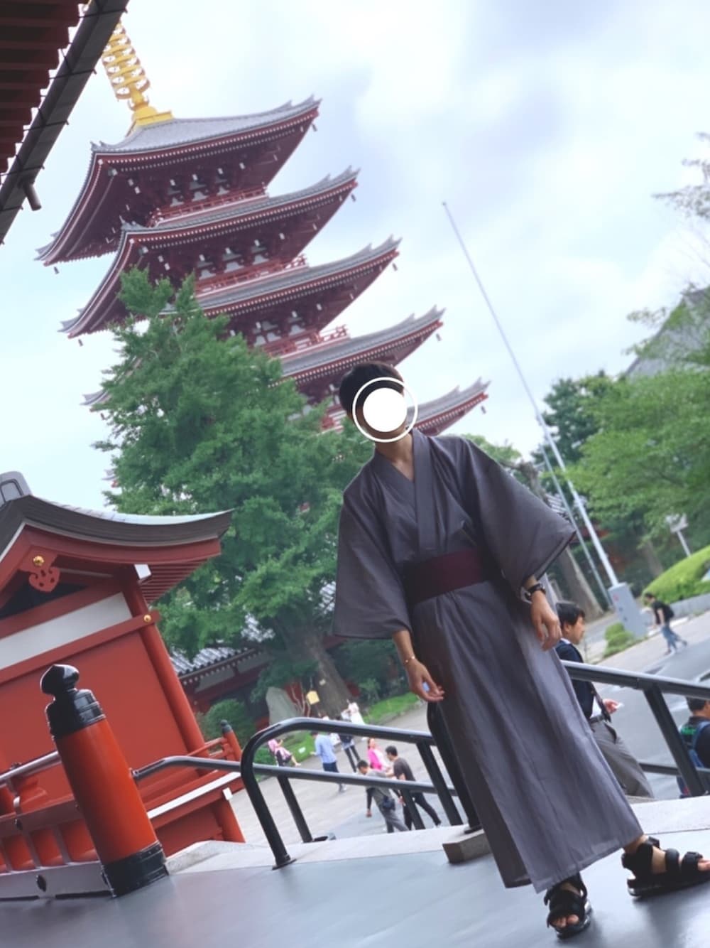 ブラック系のサンダル、グレー系の浴衣を着用したメンズの夏コーディネートの1枚目の写真