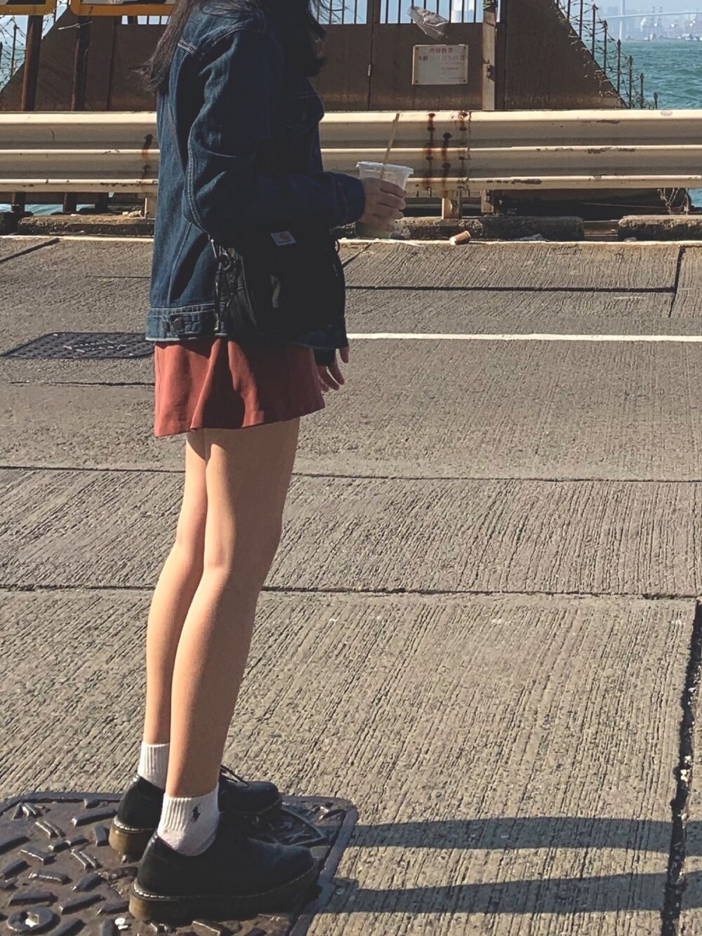 「ootd、hongkong、鹽系風格」｜「Carhartt WIPのアイテム（ショルダーバッグ、ブラック系）」を使った、KRISTATさん（レディース・158cm）の春コーディネートの1枚目の写真