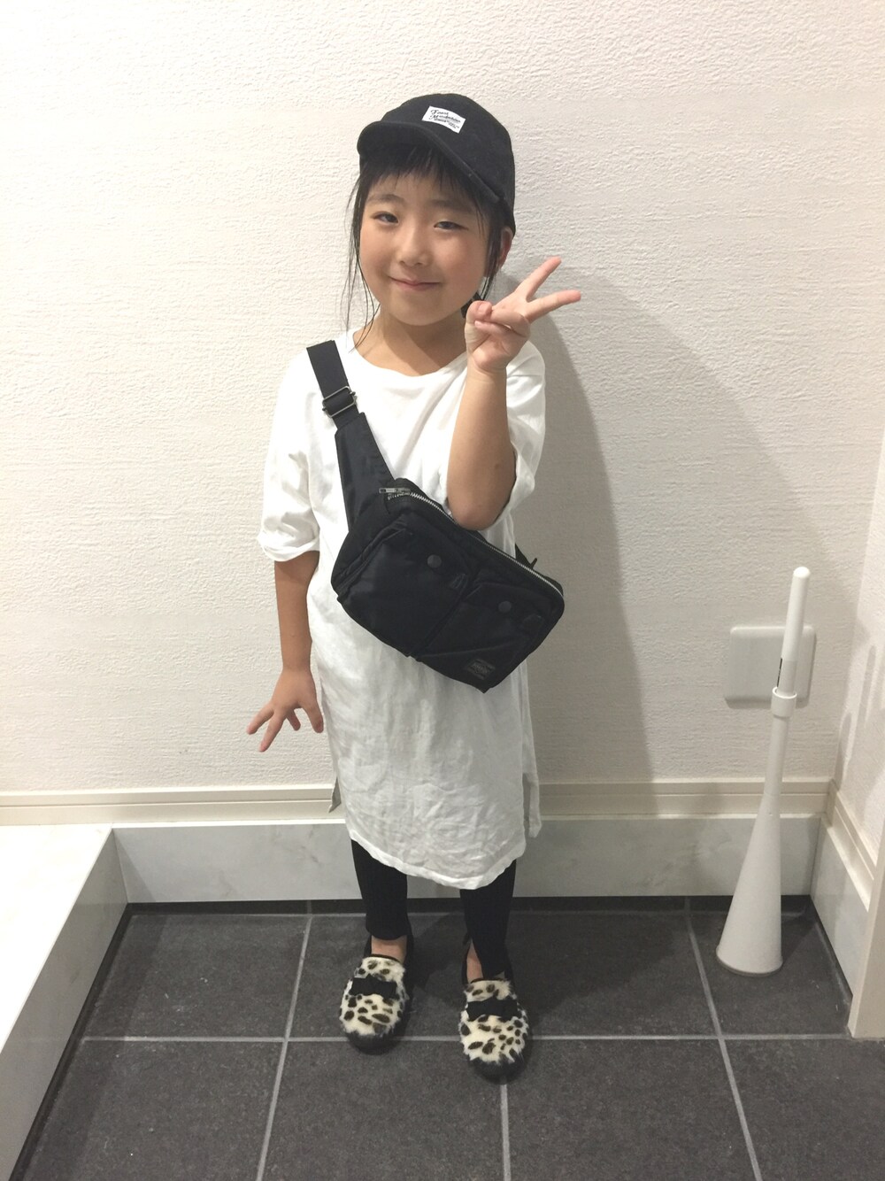 「アウトレットでお買い物」｜「GLOBAL WORKの【キッズ】チビツバCAP/781876（キャップ、ブラック系）」を使った、miriiさん（キッズ・120cm）の秋コーディネートの1枚目の写真