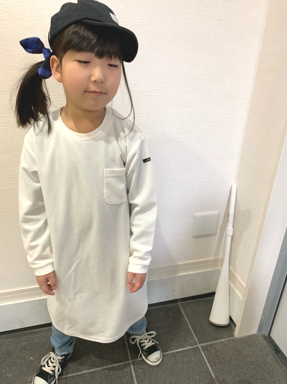 「女の子コーデ、キッズファッション、ブランシェス」｜「BRANSHESのワッフル長袖ワンピース（ワンピース、ホワイト系）」を使った、miriiさん（キッズ・120cm）の春コーディネートの1枚目の写真