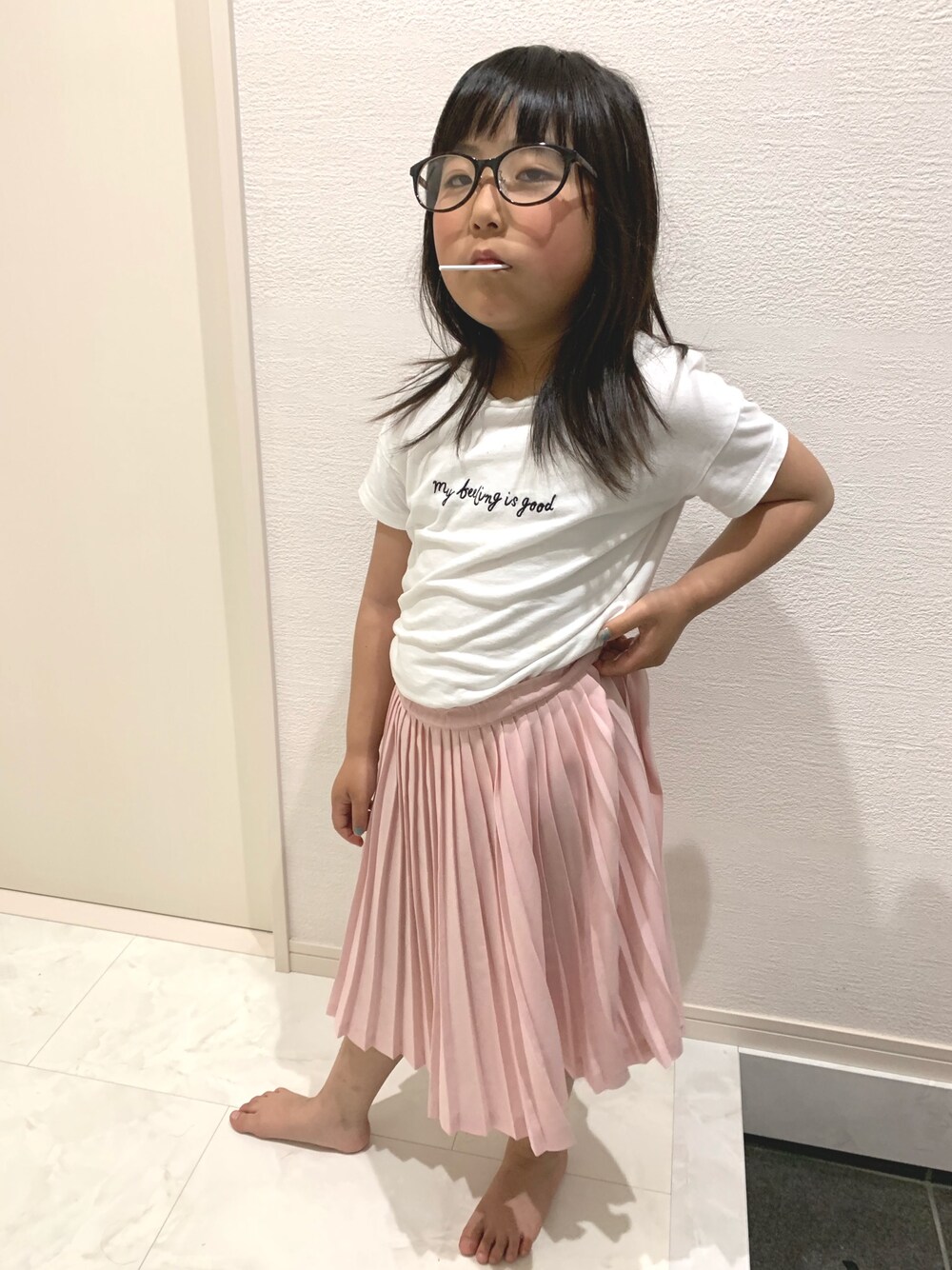 「おんなのこ、スカートが好き」｜「b・ROOMのロゴ刺繍ＢＩＧシルエット半袖Tシャツ（Tシャツ/カットソー、ホワイト系）」を使った、miriiさん（キッズ・120cm）の春コーディネートの1枚目の写真