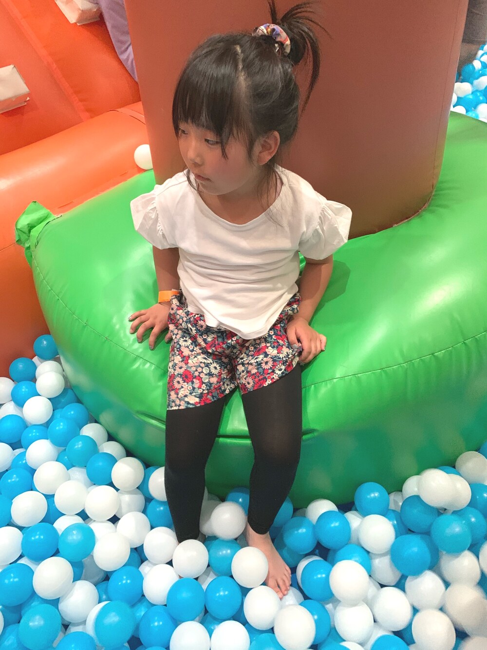 「ＧＷ、おんなのこ」｜「petit mainのバルーン袖Tシャツ（Tシャツ/カットソー、ホワイト系）」を使った、miriiさん（キッズ・120cm）の春コーディネートの1枚目の写真