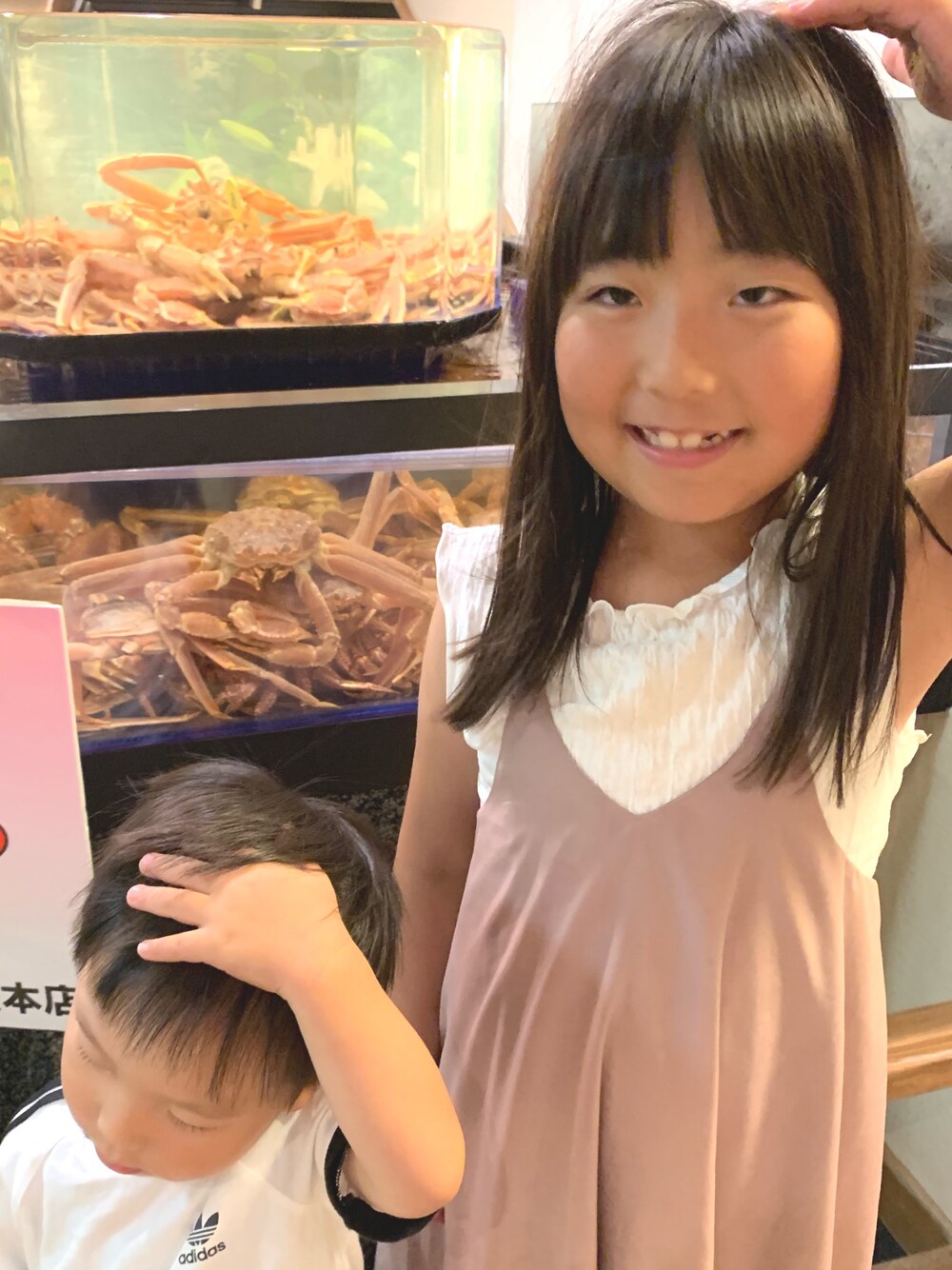 「カニ道楽、ワンピース、ブランシェス」｜「BRANSHESの楊柳トップス（Tシャツ/カットソー、ホワイト系）」を使った、miriiさん（キッズ・104cm）の夏コーディネートの1枚目の写真