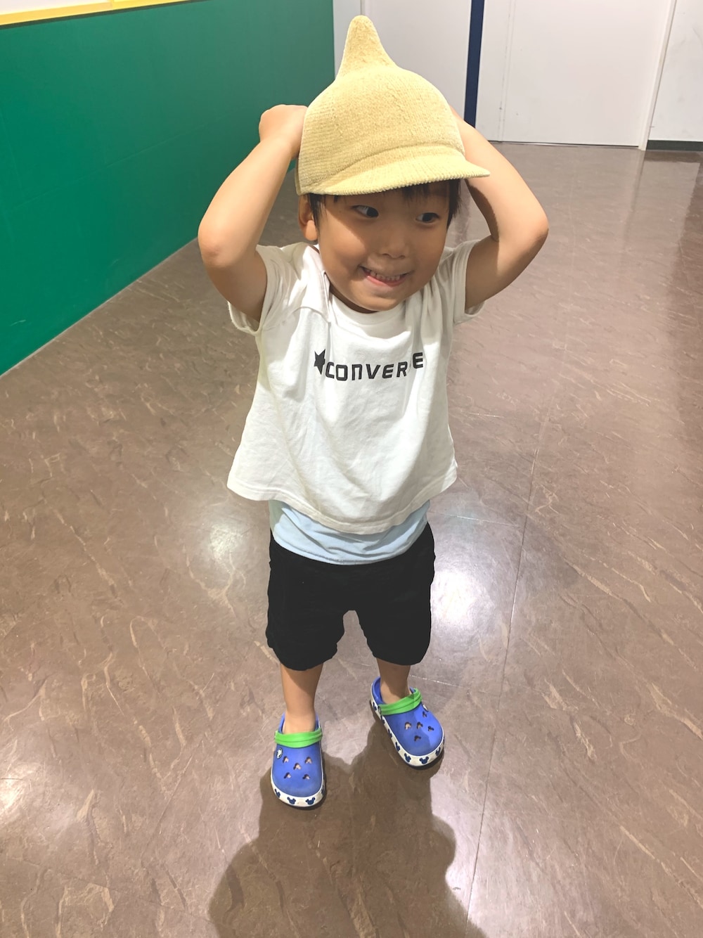 「マーキーズ、ブランシェス」｜「BRANSHESの【★CONVERSE】星モチーフ半袖Tシャツ（Tシャツ/カットソー、ホワイト系）」を使った、miriiさん（キッズ・120cm）の秋コーディネートの1枚目の写真