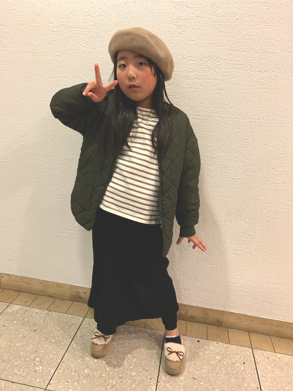「女の子コーデ、休日スタイル、デビロック、ブランシェス、アナ雪カフェ」｜「devirockのゆるっとボーダー長袖Tシャツ（Tシャツ/カットソー、ベージュ系）」を使った、miriiさん（キッズ・128cm）の冬コーディネートの1枚目の写真