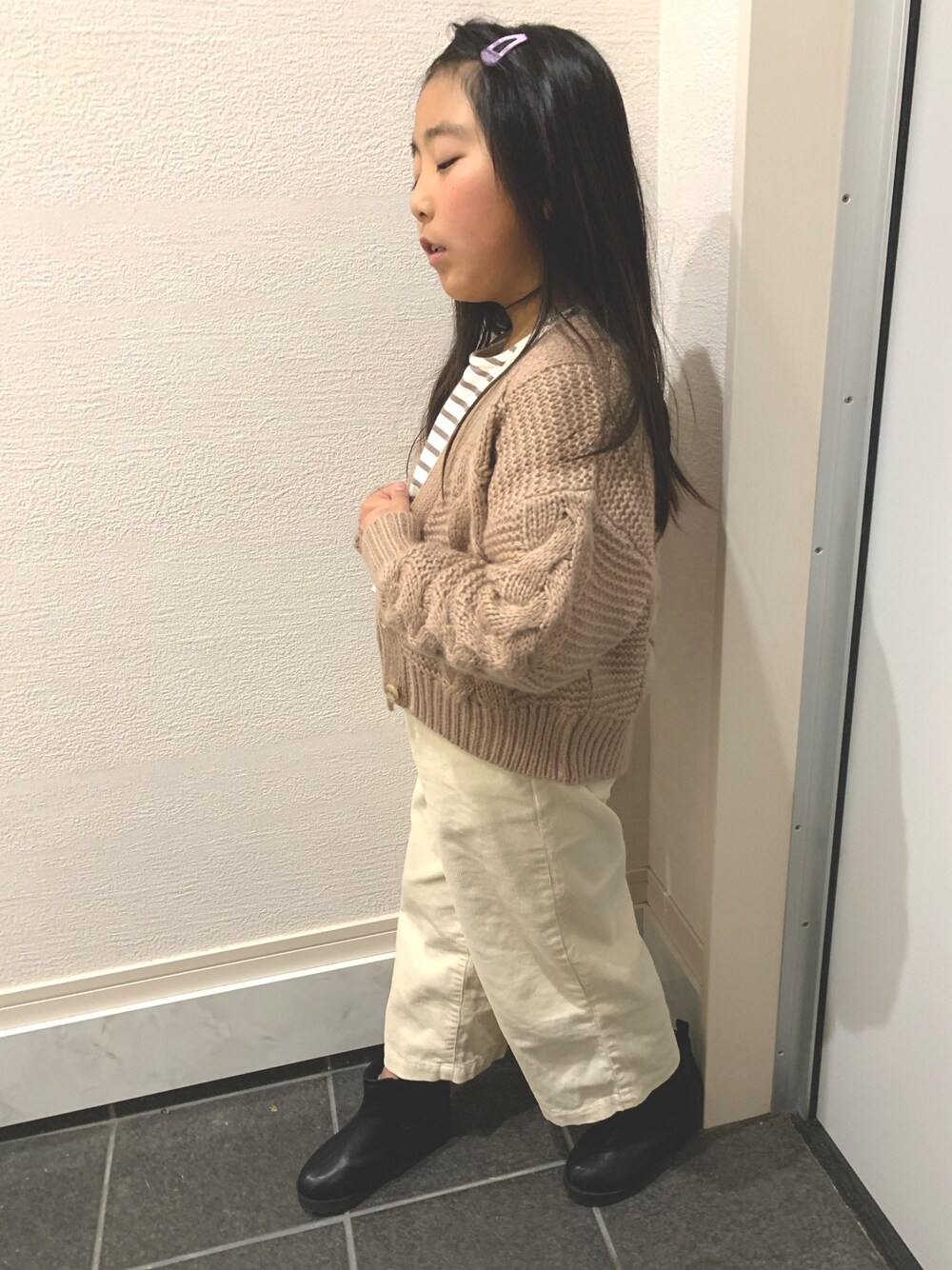「コーデュロイ、休日コーデ、キッズ、ブランシェス(BRANSHES)、グローバルワーク(GLOBAL WORK)、デビロック、ボーダートップス、サイドゴアブーツ 黒、しまむら」｜「BRANSHESのニットカーディガン（カーディガン/ボレロ、ベージュ系）」を使った、miriiさん（キッズ・128cm）の冬コーディネートの1枚目の写真