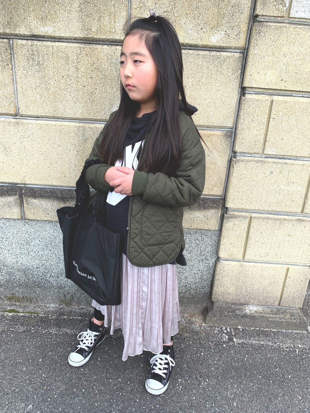 「キッズファッション、女の子コーデ、おニューのスカート、ブランシェス(BRANSHES)、グローバルワーク(GLOBAL WORK)、コンバース オールスター」｜「BRANSHESのスクエアキルトノーカーラー中綿ジャケット（ブルゾン、グリーン系）」を使った、miriiさん（キッズ・128cm）の冬コーディネートの1枚目の写真