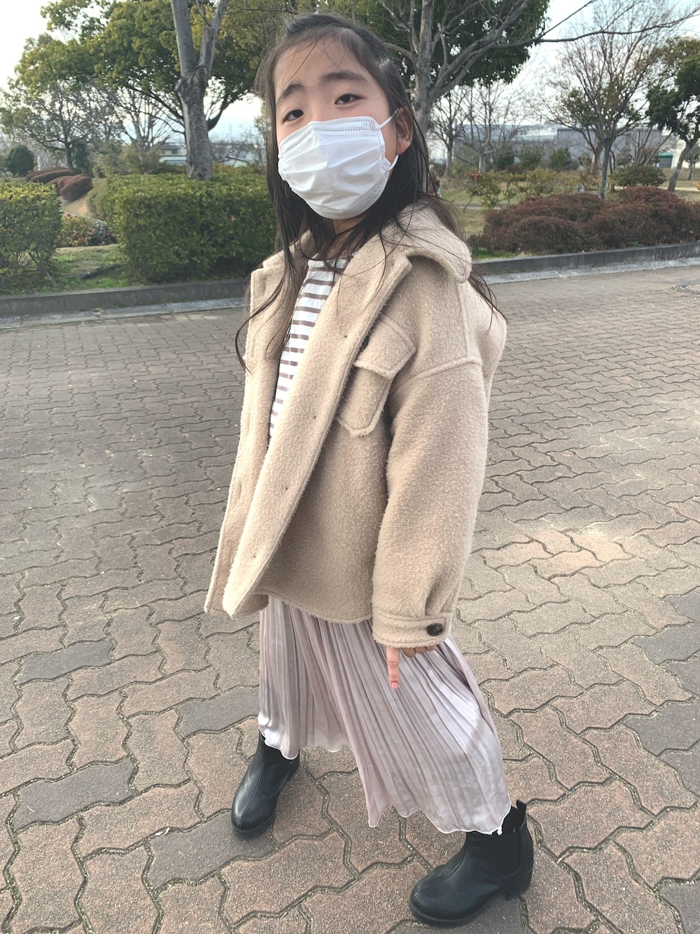 「休日コーデ、キッズコーデ、公園、グローバルワーク(GLOBAL WORK)、デビロック、ローリーズファーム(LOWRYS FARM)」｜「LOWRYS FARMのＣＰＯジャケット/KIDS　832156（その他アウター、ベージュ系）」を使った、miriiさん（キッズ・128cm）の冬コーディネートの1枚目の写真