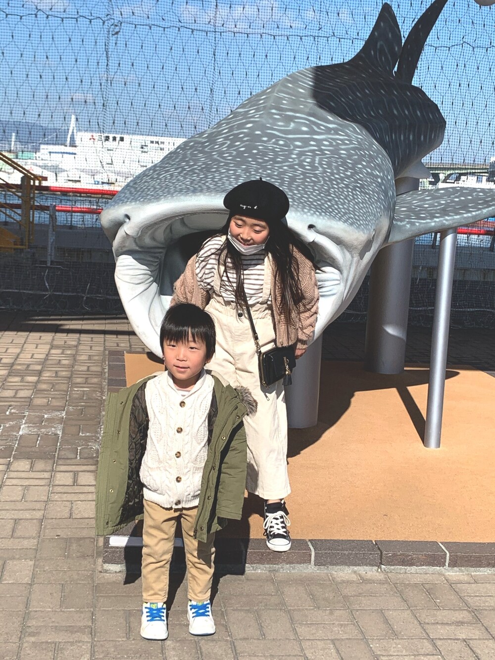「休日コーデ、キッズコーデ、お出掛けコーデ、グローバルワーク(GLOBAL WORK)、ブランシェス(BRANSHES)、GAPbaby、アニエスベー(agnes b.)、デビロック」｜「devirockのゆるっとボーダー長袖Tシャツ（Tシャツ/カットソー、ベージュ系）」を使った、miriiさん（キッズ・128cm）の冬コーディネートの1枚目の写真